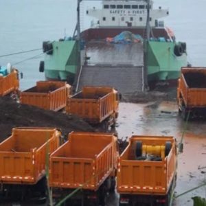 Photo of what looks like soil destined for the South China Sea being loaded onto cargo ships (Source: Kami)