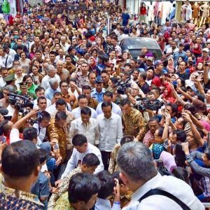 Large crowds gathered in Indonesia to catch a glimpse of the 'rock star president'. (Source: Senyora on Twitter)