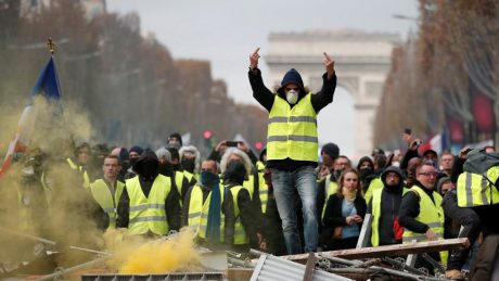 yelllow vest riot protest